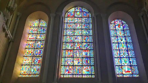 走进这座法国教堂，彩色玻璃画折射的光线会把你“砸晕”