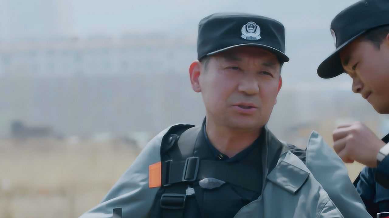 【现场3】炮弹危险解除,张保国常戴着手套引起了记者的好奇