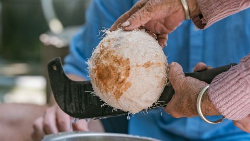 海南本地奶奶教老外识别什么是有营养的椰子！