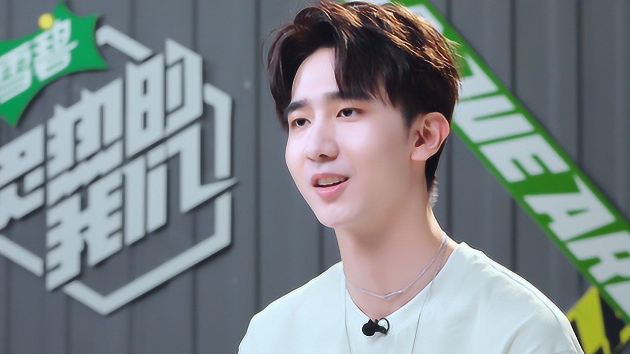 赵让为龙泓昊地板动作打call,杨超越金句吐槽笑喷了_综艺_高清1080p