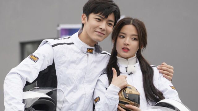 彩蛋福利:杨超越侯明昊的搞怪自拍时间