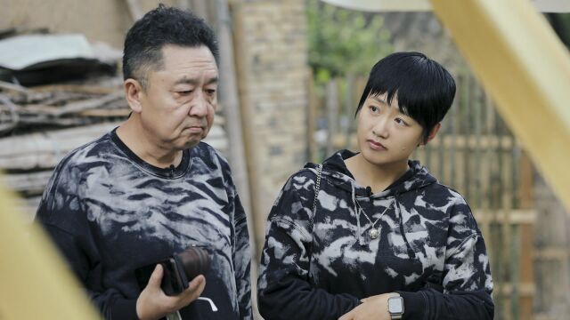 太甜啦~于谦白慧明穿情侣装出门游玩