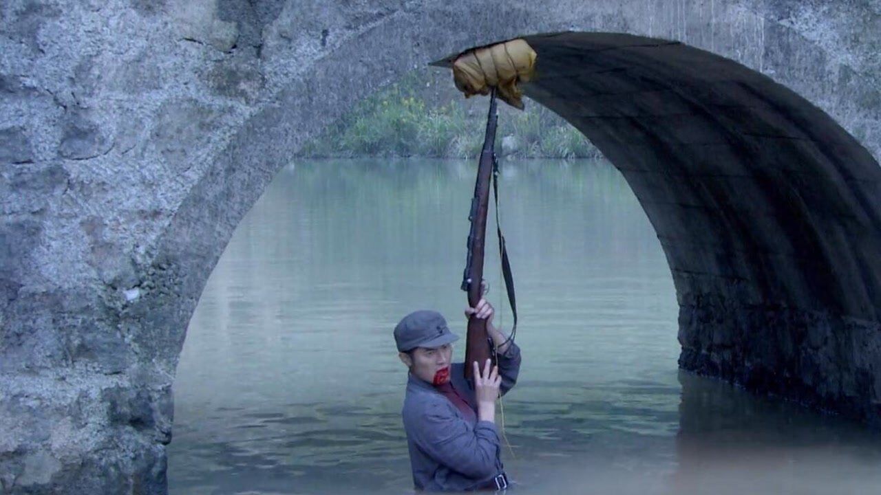 《雪豹坚强岁月》第23集01:许光荣身中数枪,硬撑着顶着炸药包炸桥牺牲