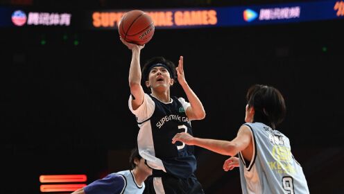 还有谁?周峻纬单侧1v2欧洲步上篮命中 轻松写意!