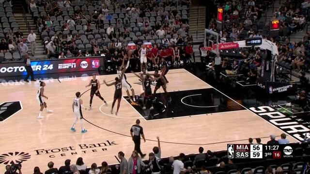 拿出十八般武艺！文班亚马持球单打完美节奏撤步跳投拿下2分