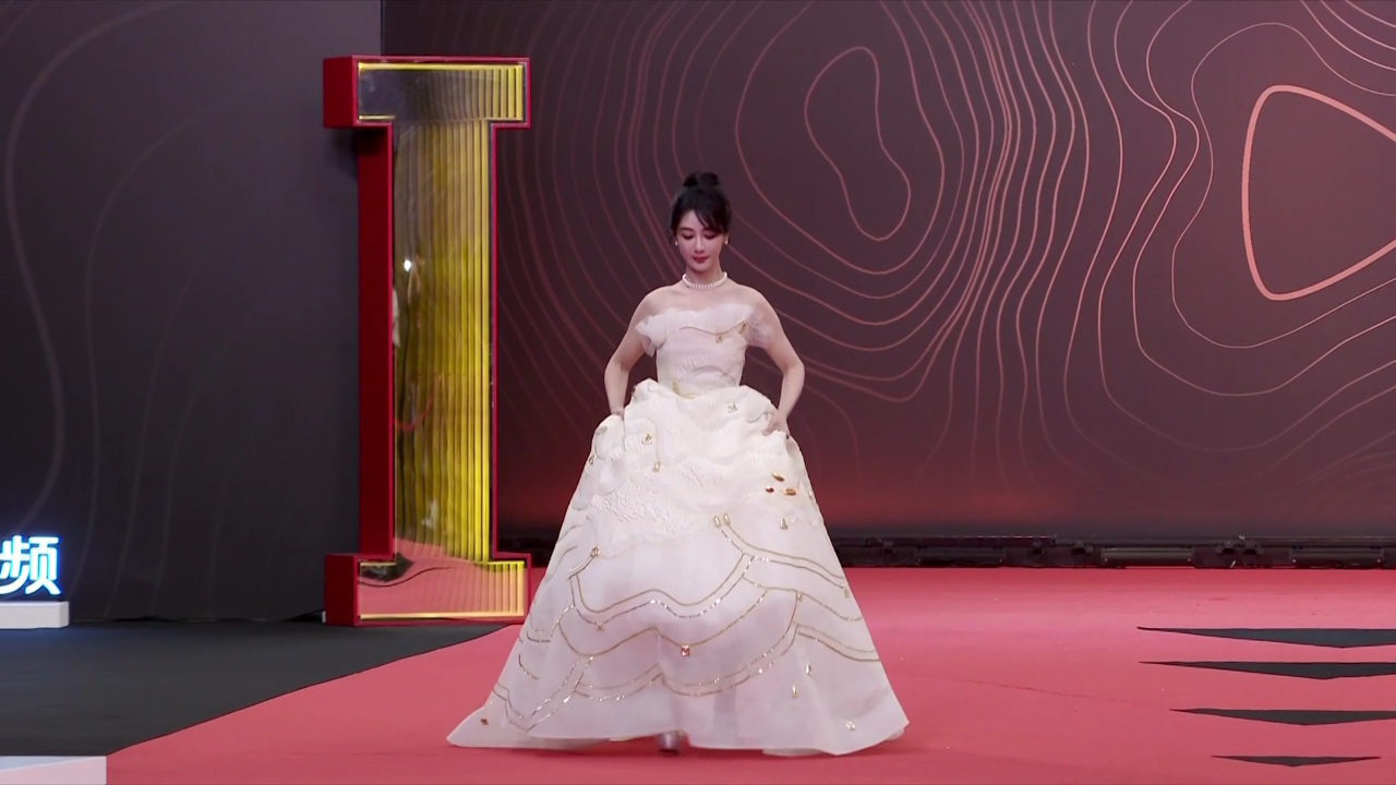 2023腾讯视频星光大赏丨杨紫身着白色战衣好美好温柔的状态