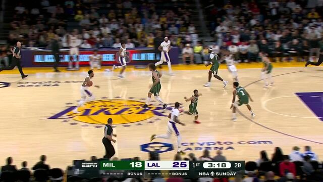 伍德投篮未中倒地 小洛佩兹旁若无人从其身上跨过