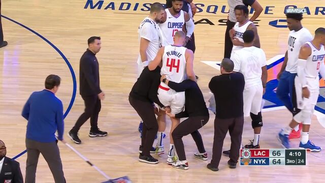 普拉姆利受伤退场 徐静雨：肯定是剧痛 才能让七尺巨汉张大嘴难以忍受