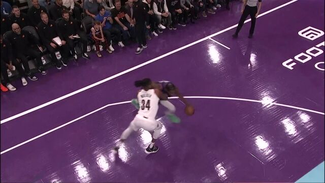 死神降临无视防守 杜兰特顶着犯规强势完成2+1