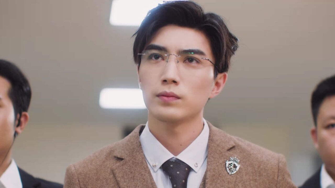 帅气总裁英雄救美,一句话吓退所有记者!