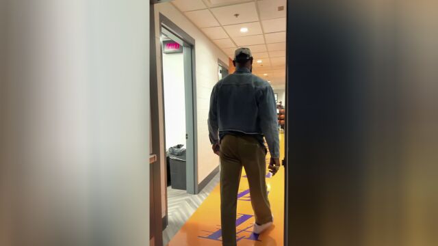 詹姆斯早早抵达球馆展开训练 专攻底角远投手感火热