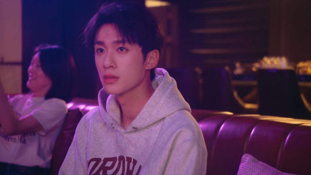 男顶流正面硬刚大老板,拒当听话人偶