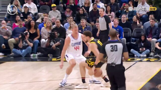 打出血了！克莱甩手击中普拉姆利面部