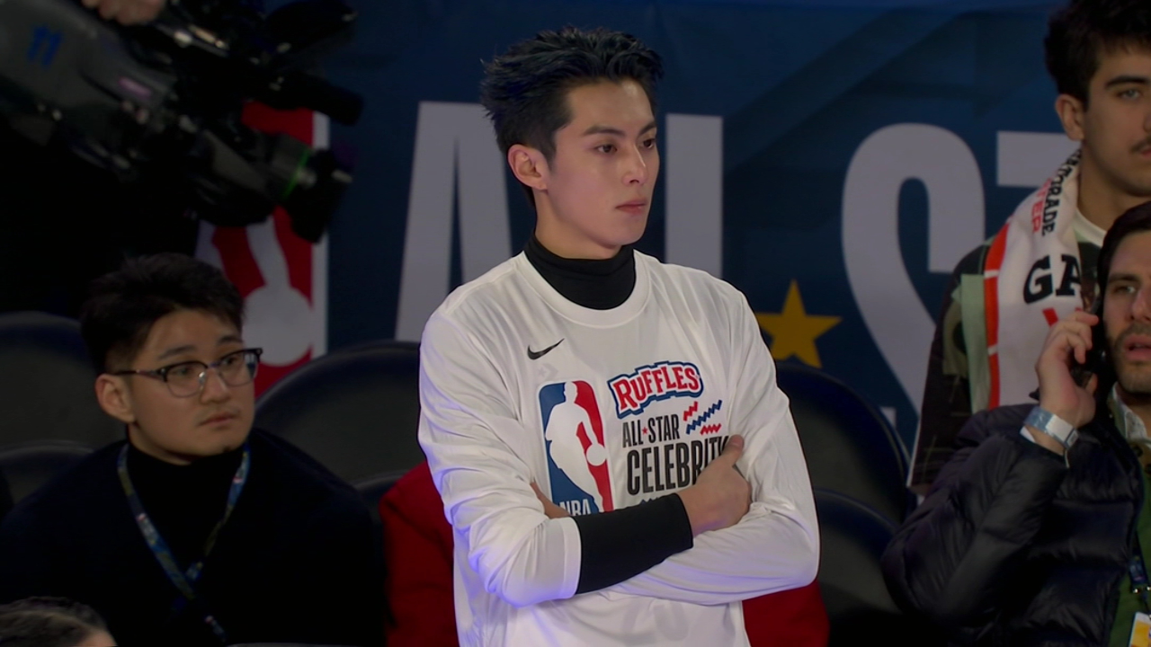 王鹤棣场边帮队友欢呼庆祝用出湖人三分庆祝手势