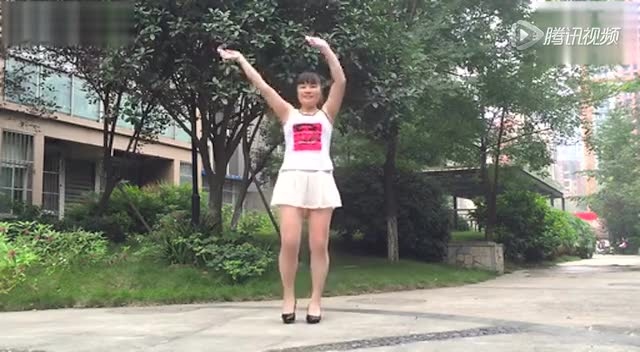 快乐小芳三点式广场舞图片