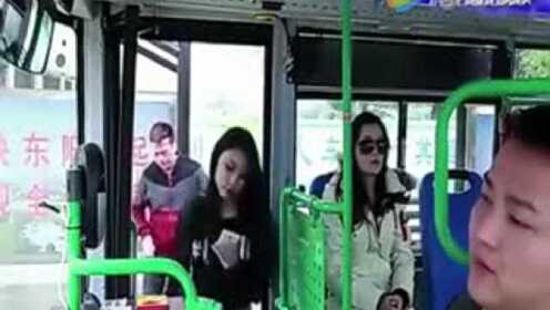 美女在公交车上投币的视频 好好笑