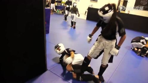 MMA超萌萝莉变身女汉子 连环重拳+180度鞭腿暴打对手