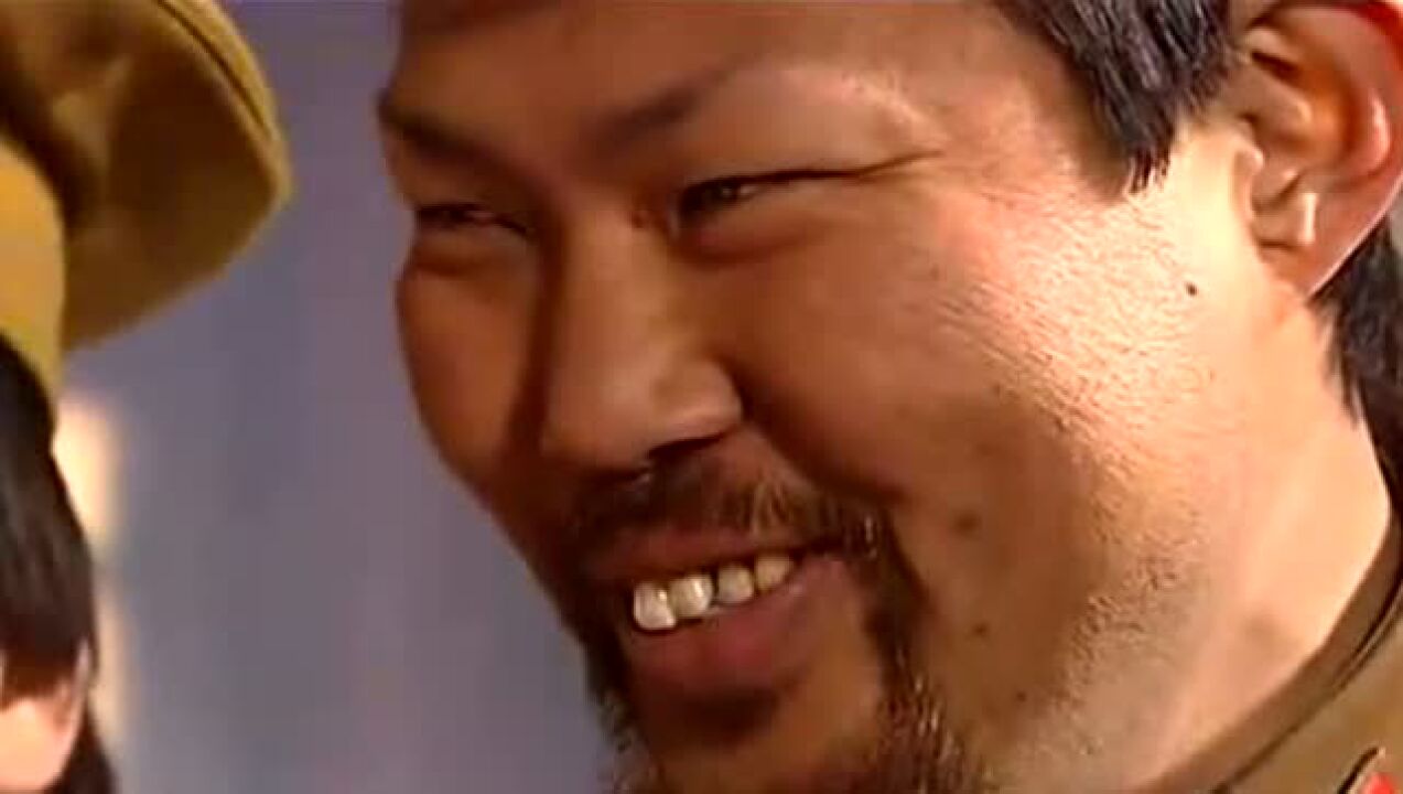 鬼子进村糟蹋妇女，汉奸队长都看不过去，当场拔枪_高清
