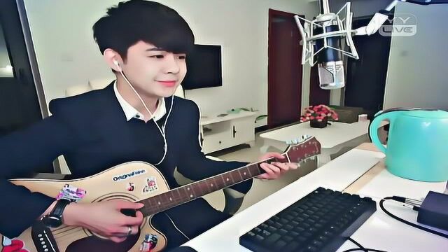 网络歌手杨哲自弹自唱陈学冬的伤感歌曲不再见真的好好听呦