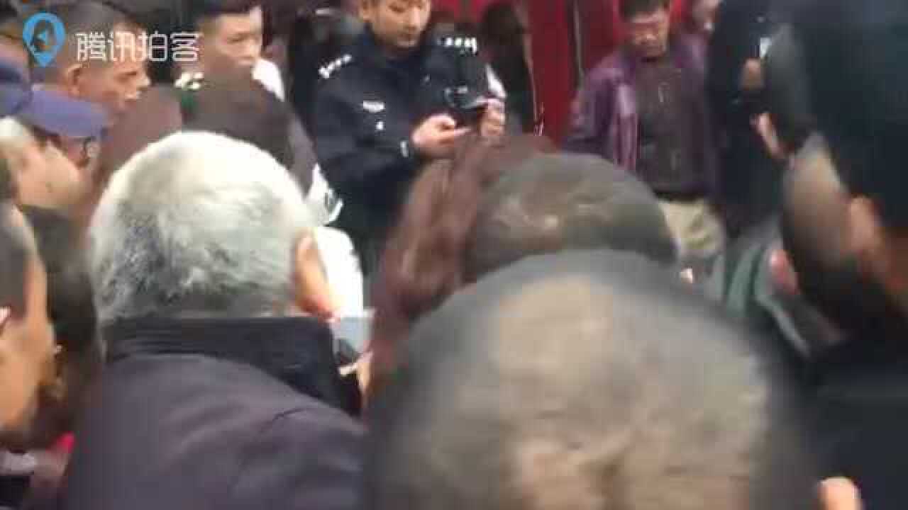 都江堰男子闹市持刀砍人被警方开枪制服_高清1080P在线观看平台_腾讯视频