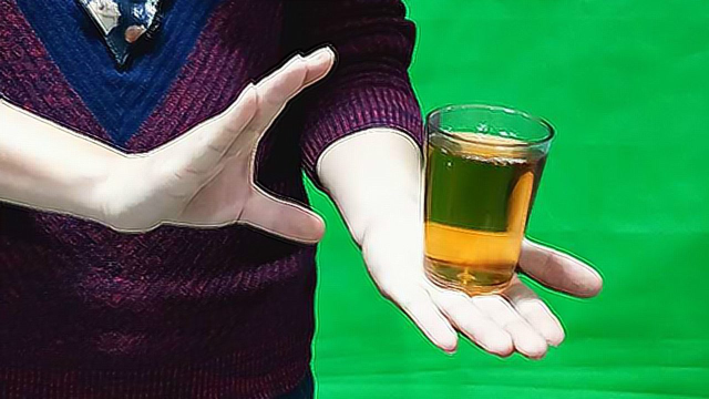 魔术教程空手变出一杯饮料其实方法特简单