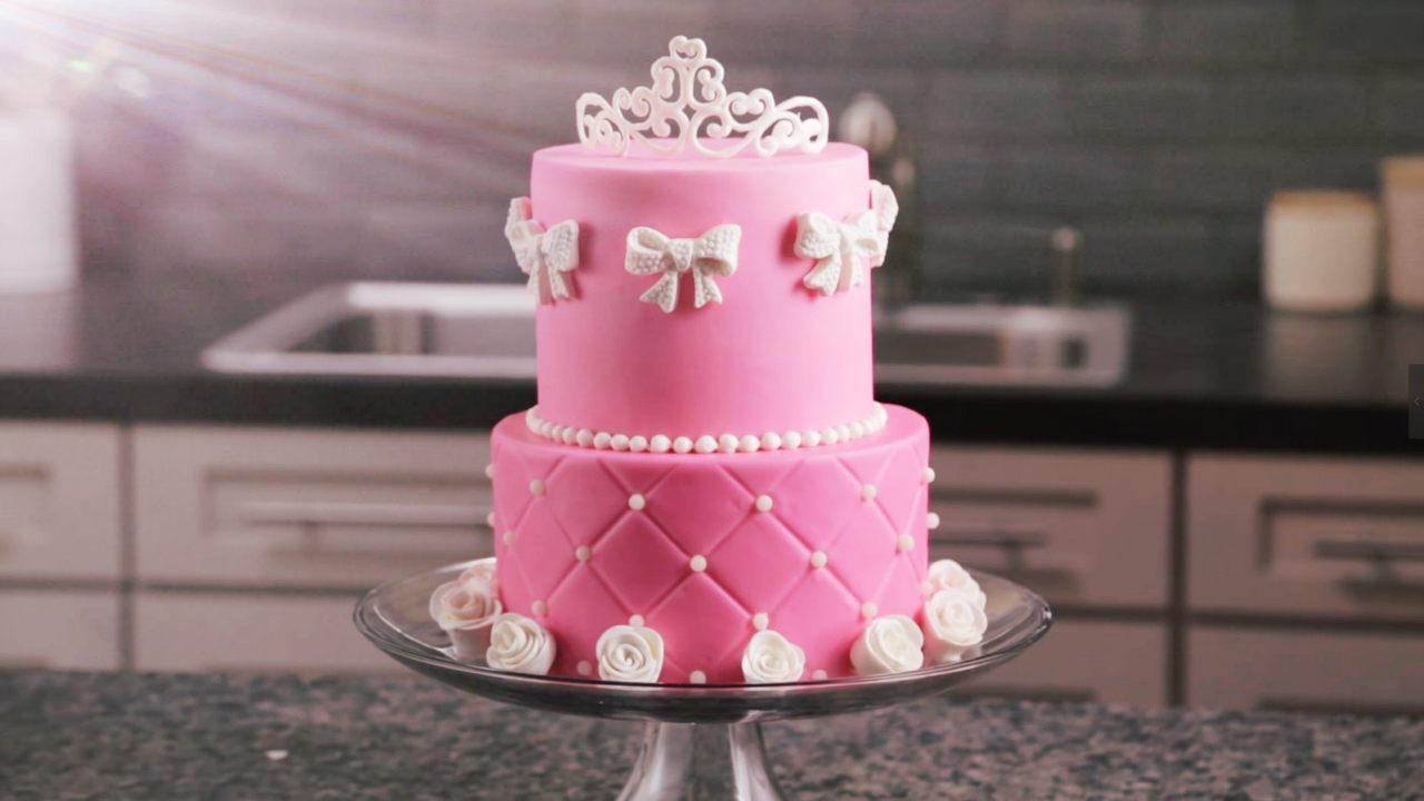 满满少女心的粉红色蝴蝶结皇冠翻糖蛋糕!
