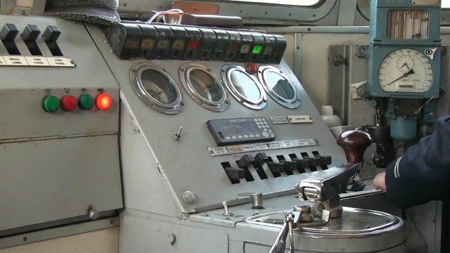 带你走进电力机车驾驶室看看火车司机是怎样开火车的