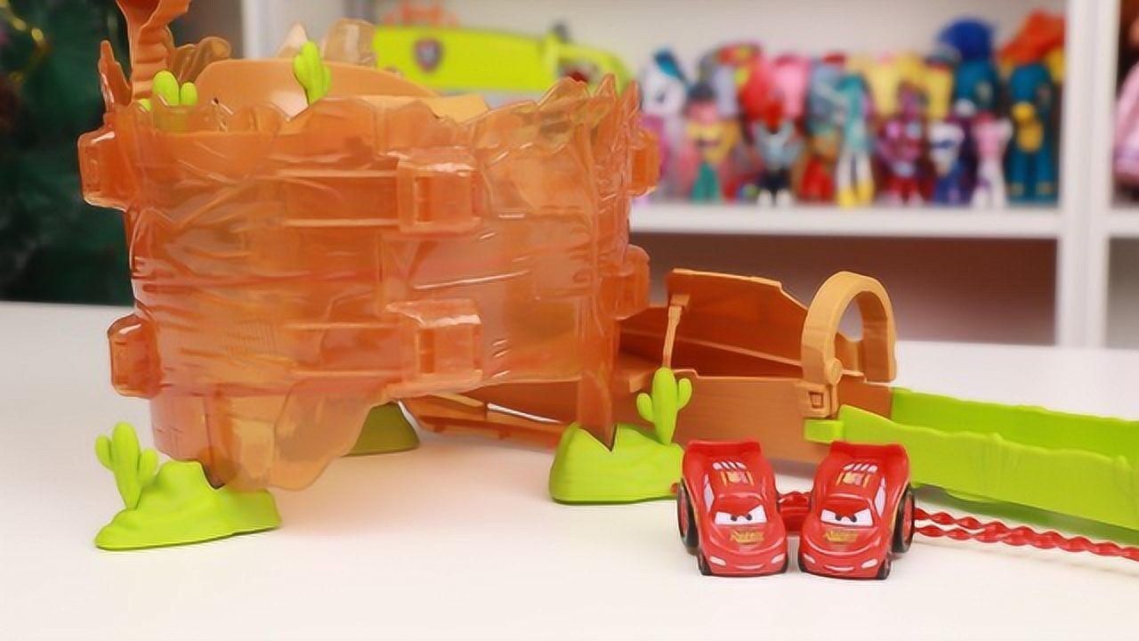 《玩具》趣盒子玩具大侠 赛车总动员岩石谷闪电麦昆飞檐走壁赛道分享