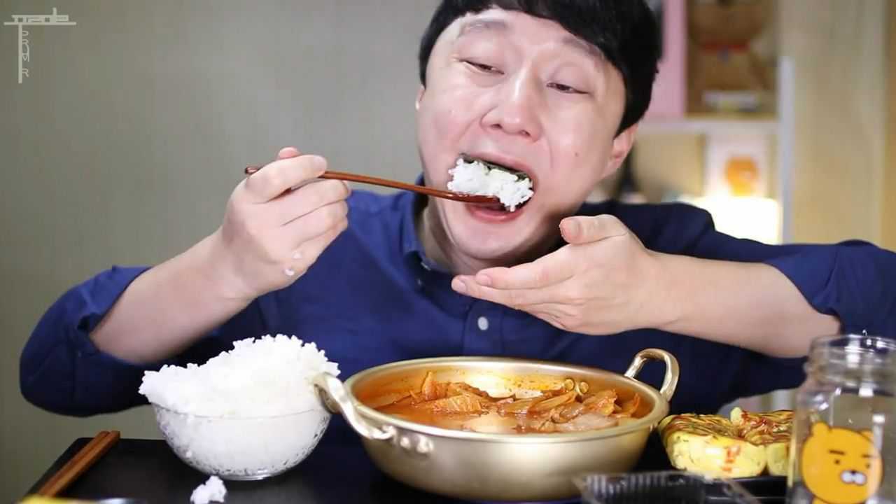 韩国小哥吃饭,配上一大锅泡菜汤,最后喝一厅雪碧,吃的真香啊