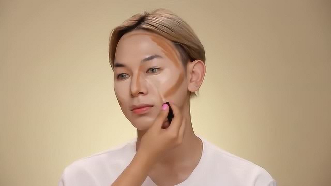 经过顶级化妆师改造的男变女要是没喉结估计没人能认出是男人