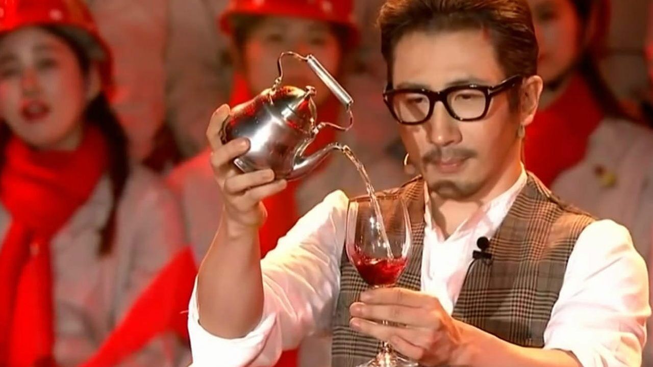 魔术揭秘18年湖南卫视春晚刘谦表演的魔壶一个壶倒出5种饮品