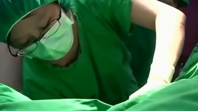 产房实拍男医生猛压孕妇肚子生孩子太不容易了看的哭了