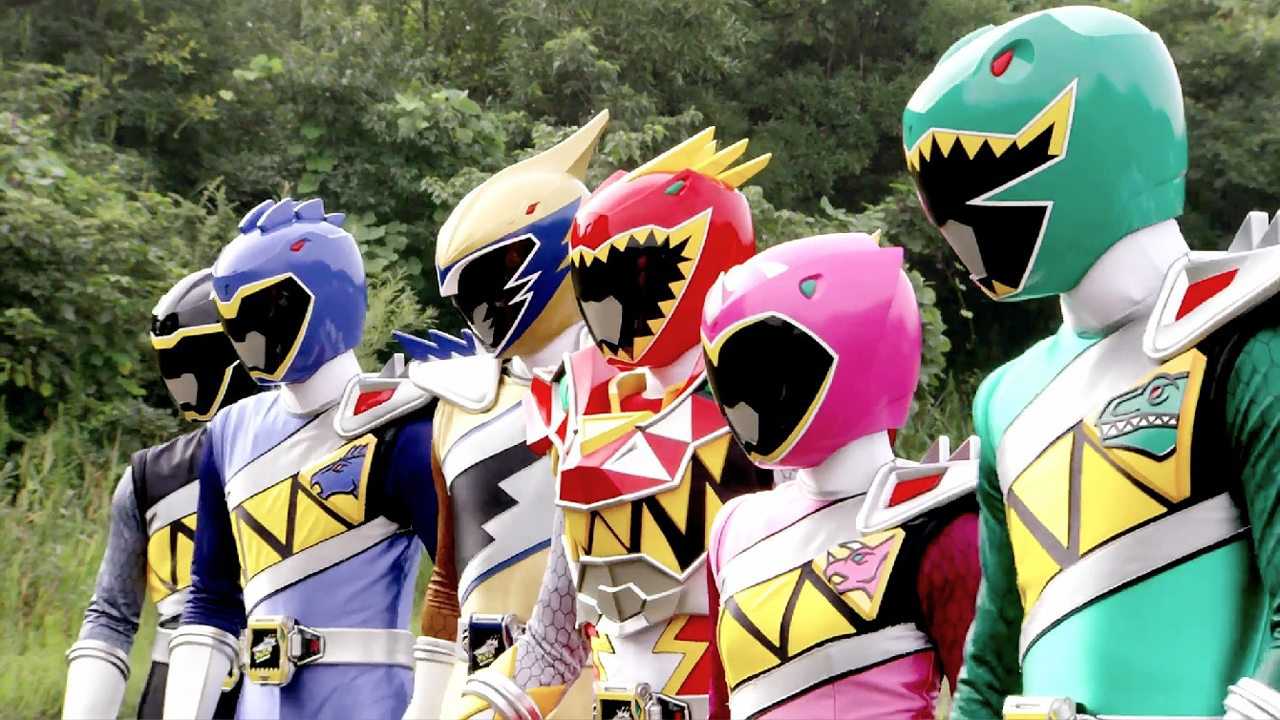 时隔多年,兽电战队强龙者再度登场变身战斗,消灭大怪兽