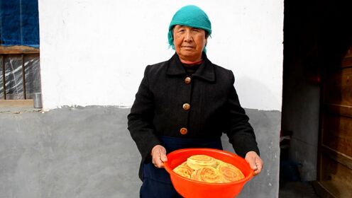 陕西人祭灶爷习俗实录，农村妈妈烙的坨坨馍真好吃，连吃3个不够！