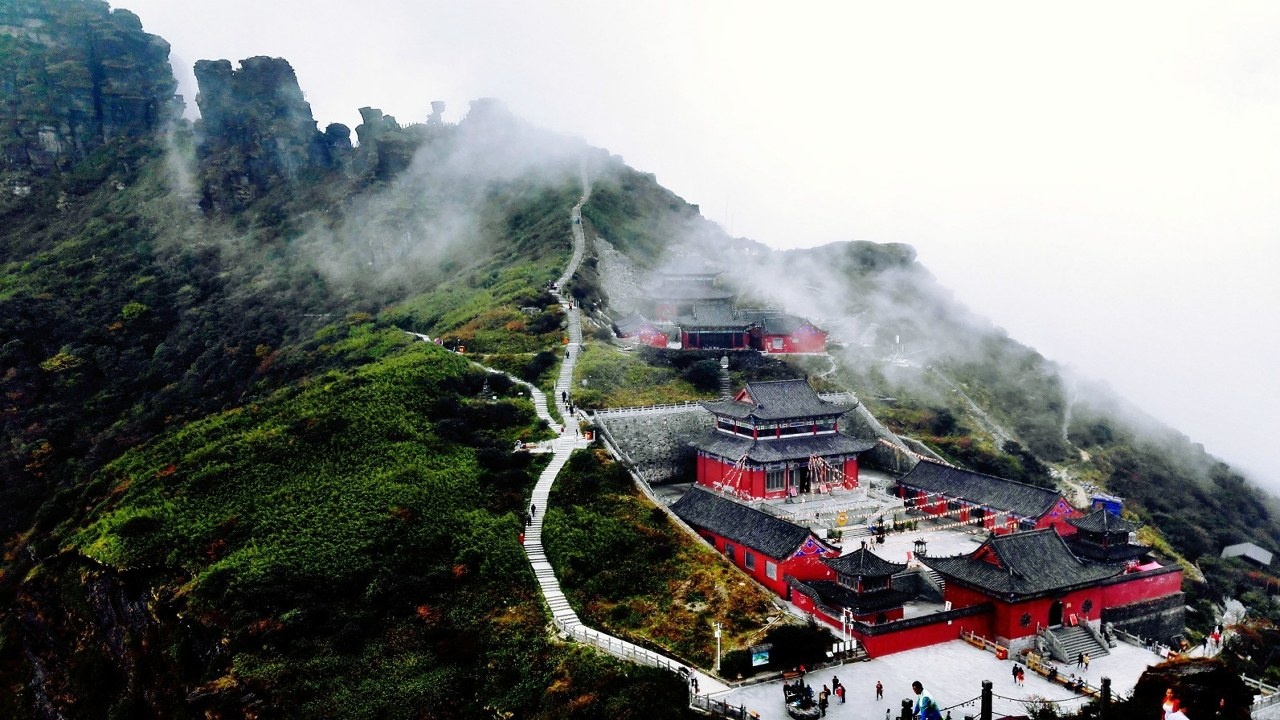 贵州梵净山:建在悬崖绝壁上中间一座桥相连的佛殿