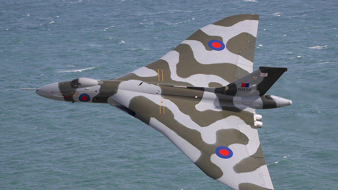 三角翼的外形的火神轰炸机