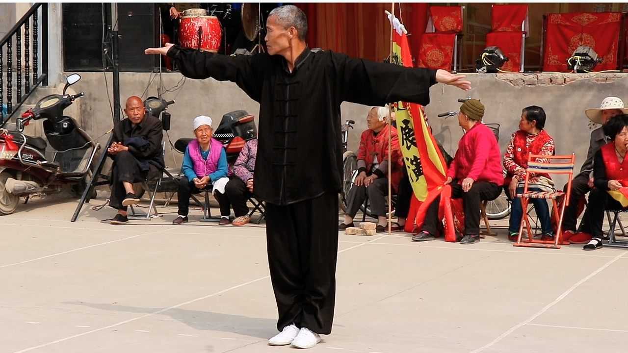 陕西65岁老伯一展"红拳"真功夫,步到拳到,威猛刚烈!