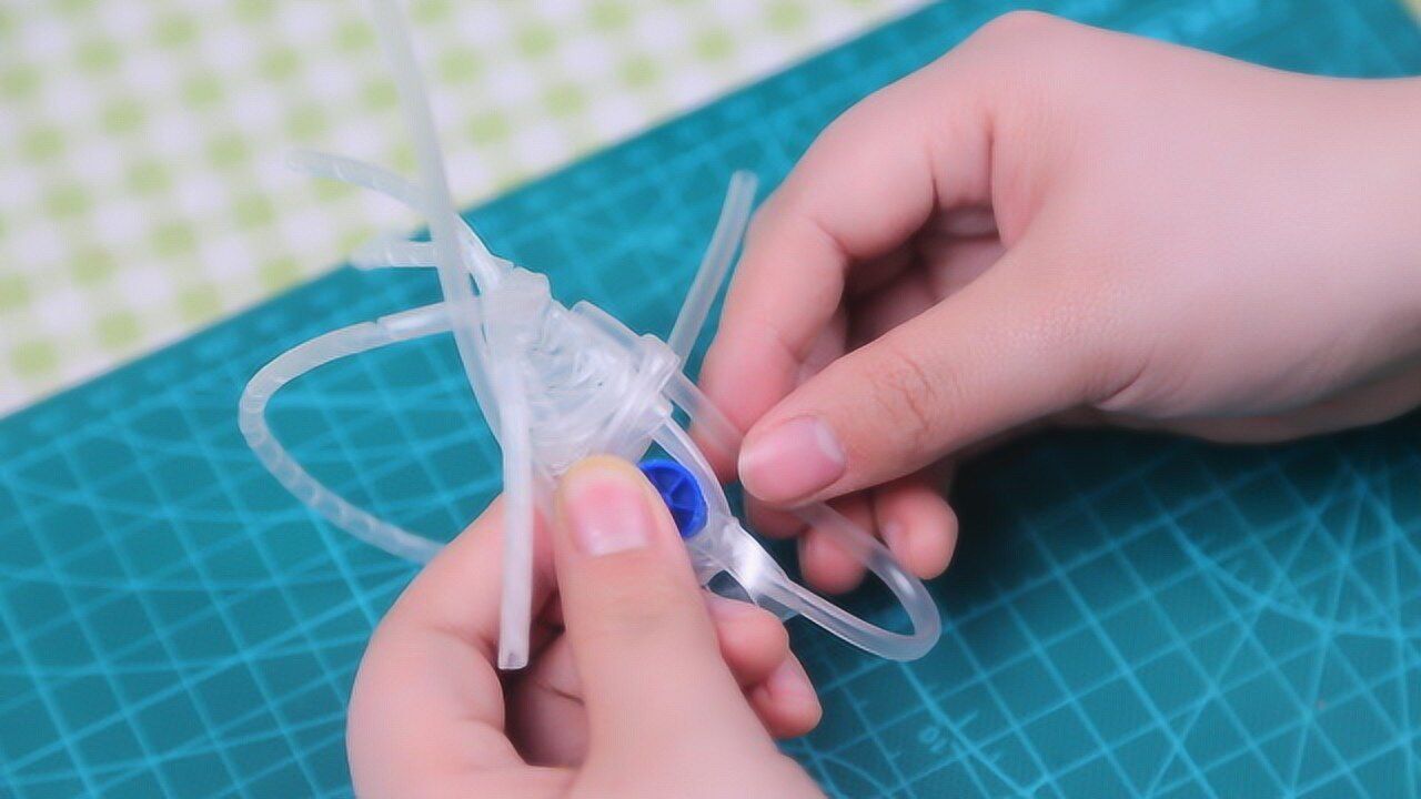 姑娘把输液管剪了几刀,巧手编织做个它,有创意又实用,我也试试