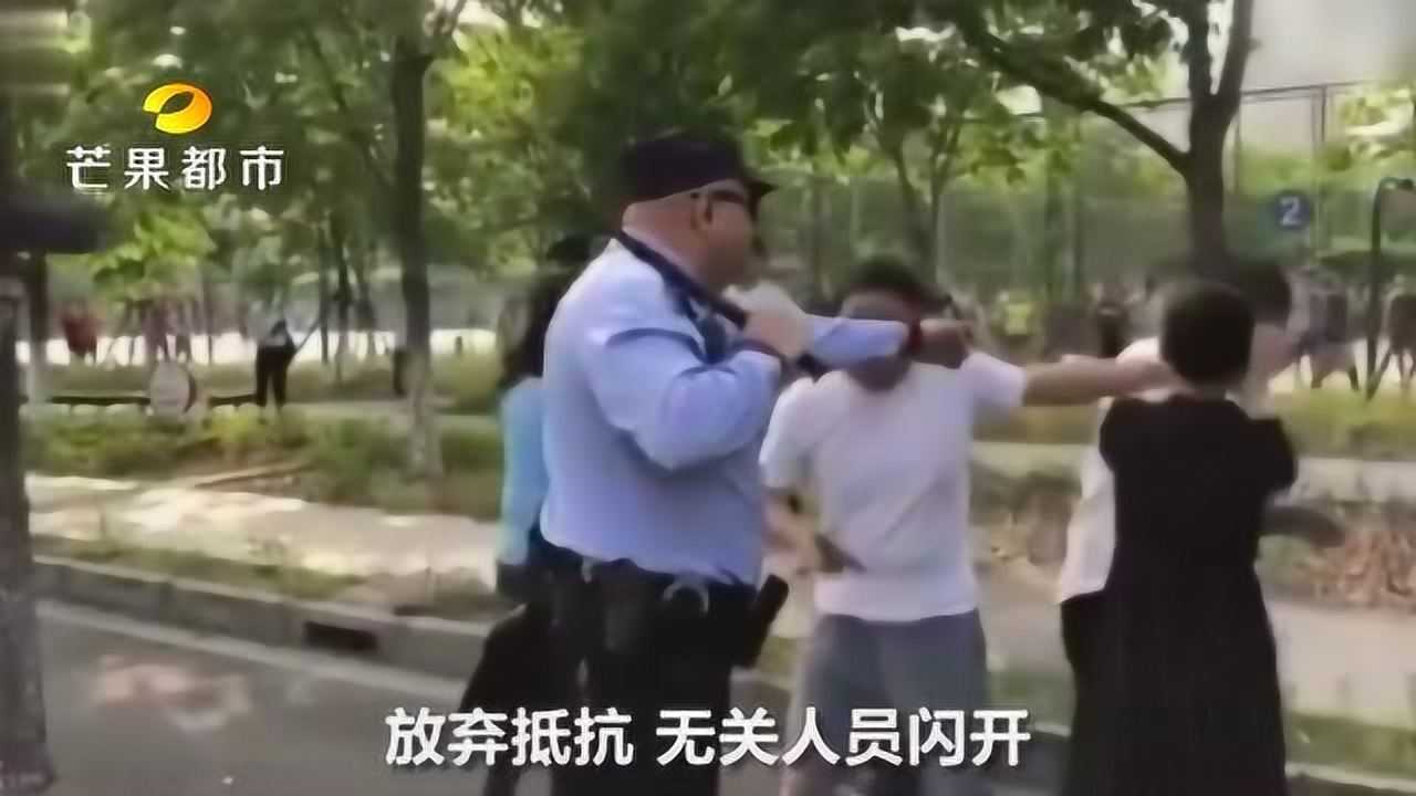 网友怒赞“教科书式执法”！这段民警执法的视频火了！_高清