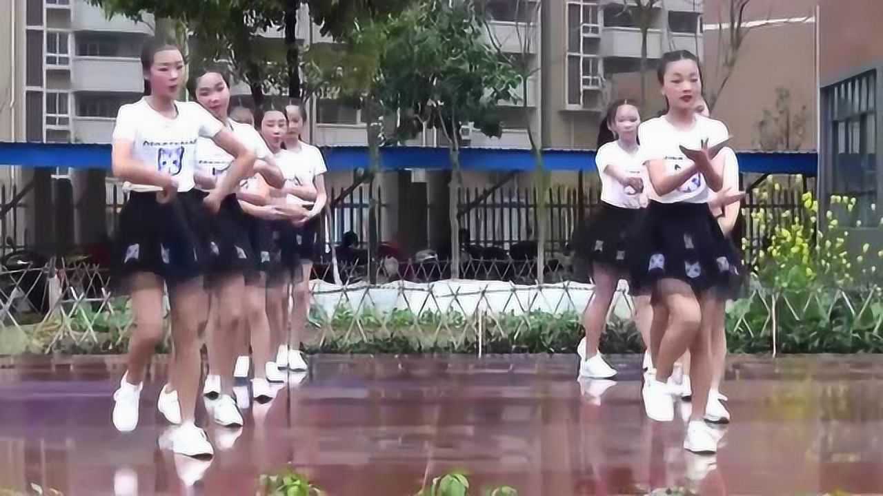 初中生毕业典礼之《淋雨一直走》舞蹈，简直太美了_腾讯视频