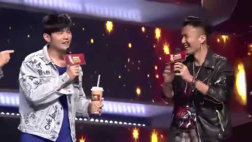 中国新歌声第三季发布会上，谢霆锋送周杰伦奶茶，欲抢冠军导师