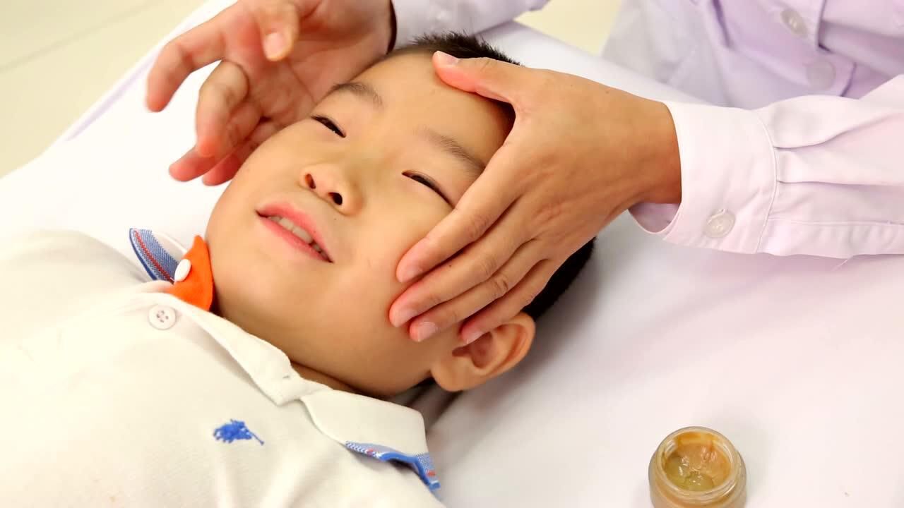 过敏性鼻炎 按摩鼻子