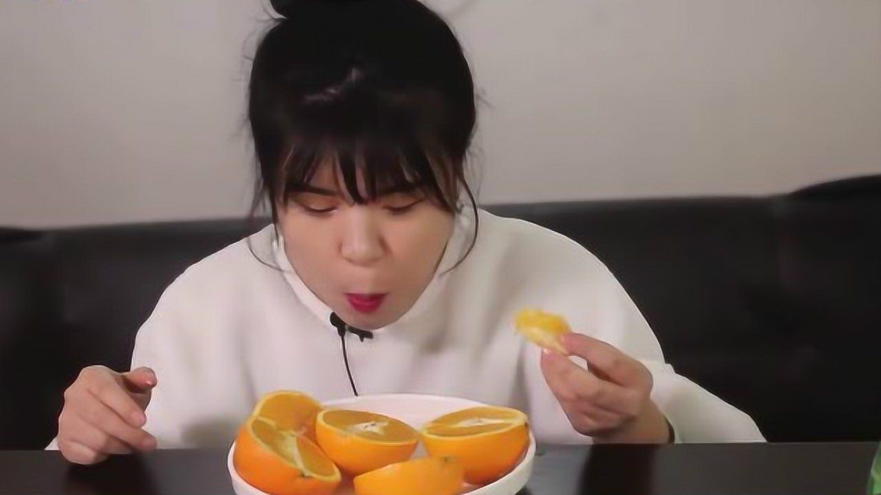 美食视频大胃王卡妹吃播一盘橙子胖胖的卡妹太可爱了