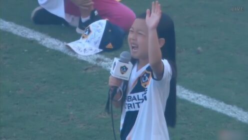7岁亚裔女孩献唱美国国歌 天籁之音震撼全场