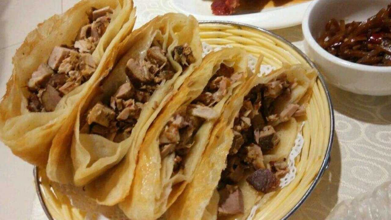 悦食记|熏肉大饼饼的做法,这样做个个起层,夹菜夹肉越吃越想吃