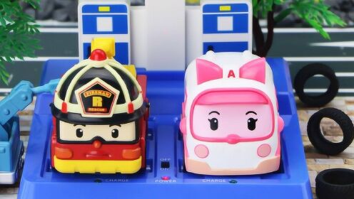 变形警车安巴帮罗伊修好了被钉子扎破的轮胎