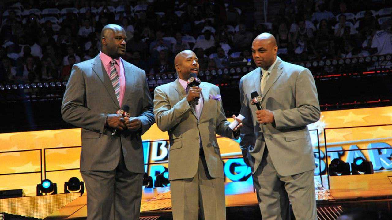 奥尼尔巴克利又杠上了!节目中玩赛车两人互相怼.