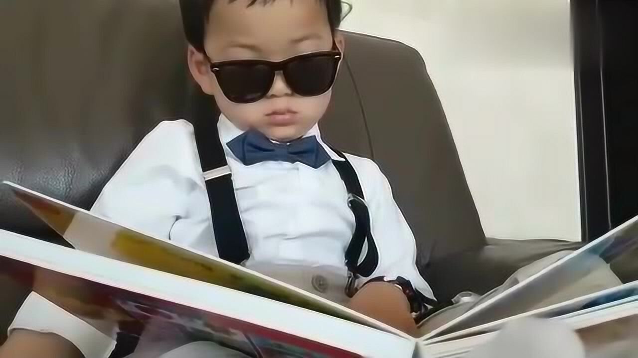 宋民国戴上墨镜我就是社会我大哥样子真的很帅