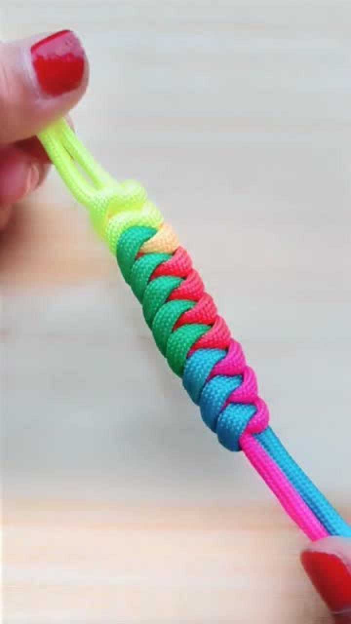 时尚两股编绳教程,美女都很喜欢