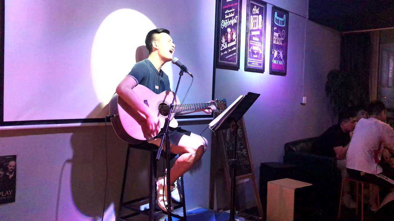 7音乐酒吧老板唱歌